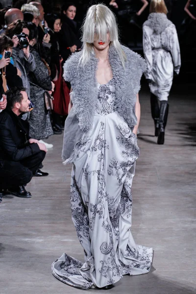 Look 16